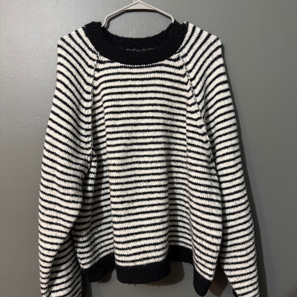Black and white AE sweater - Picture 1 of 3